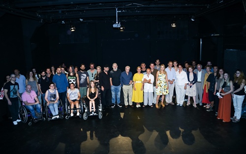 Το Από Μηχανής θέατρο κλείνει 1 χρόνο υπό τη νέα καλλιτεχνική διεύθυνση και το γιορτάζει με προσφορές