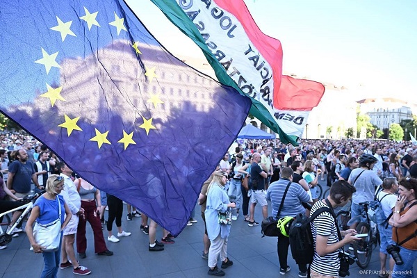 Η Ουγγαρία είναι πλέον «υβριδικό καθεστώς», διακηρύσσει το ΕΚ